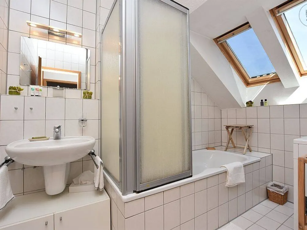 Charmante möblierte DG-Wohnung mit Internet und TG-Stellplatz in Stuttgart Birkach