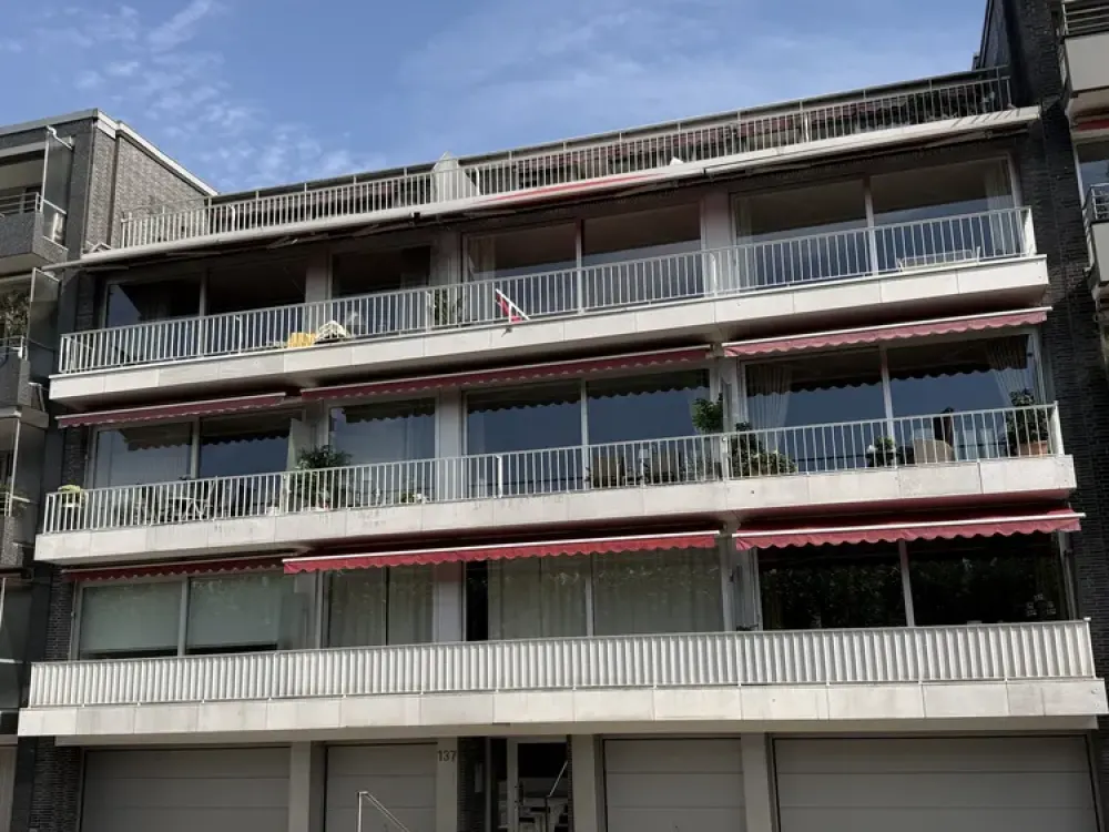 Frisch sanierte 3 Zimmer Wohnung mit zwei Balkonen in Rheinlage von Düsseldorf