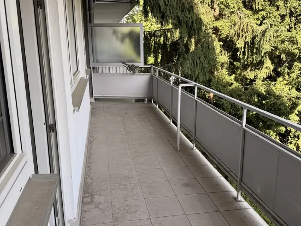 Frisch sanierte 3 Zimmer Wohnung mit zwei Balkonen in Rheinlage von Düsseldorf