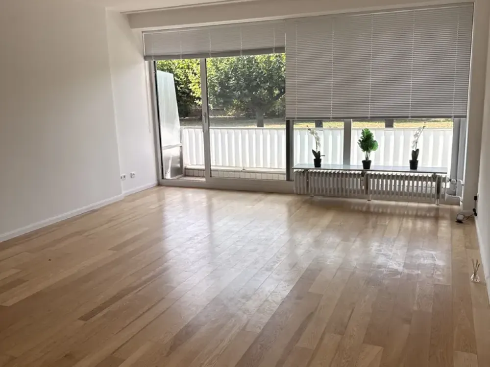 Frisch sanierte 3 Zimmer Wohnung mit zwei Balkonen in Rheinlage von Düsseldorf