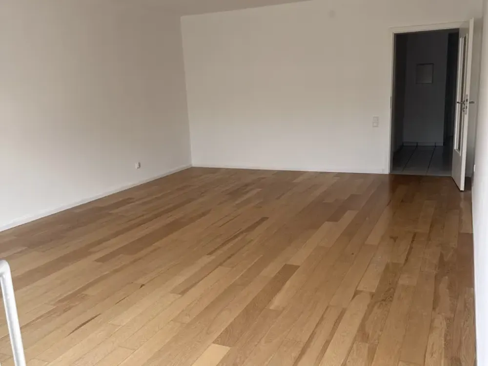 Frisch sanierte 3 Zimmer Wohnung mit zwei Balkonen in Rheinlage von Düsseldorf