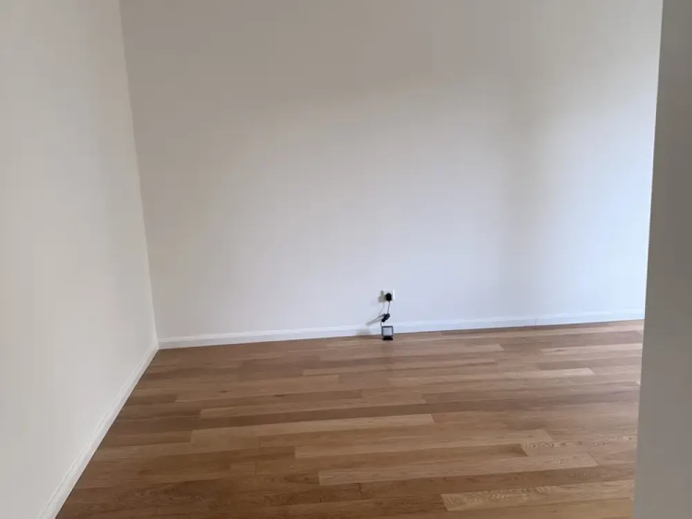 Frisch sanierte 3 Zimmer Wohnung mit zwei Balkonen in Rheinlage von Düsseldorf