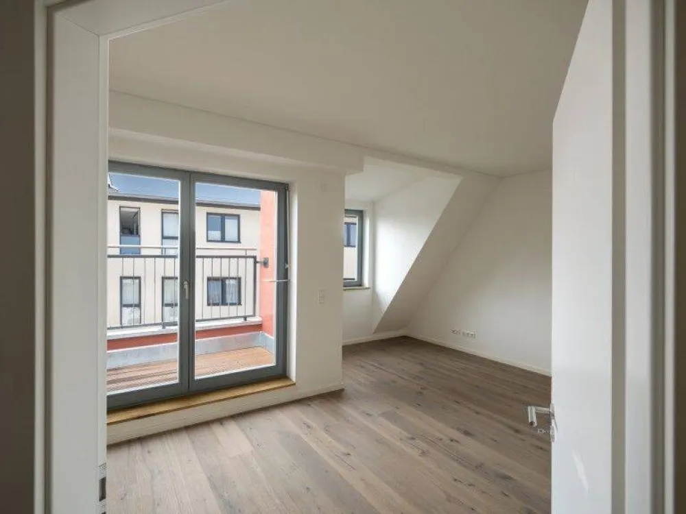 Dachgeschoss-Neubau-Wohnung mit Loggia !