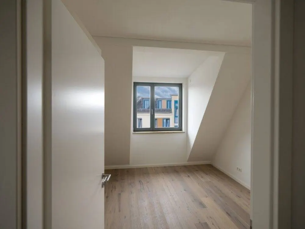 Dachgeschoss-Neubau-Wohnung mit Loggia !