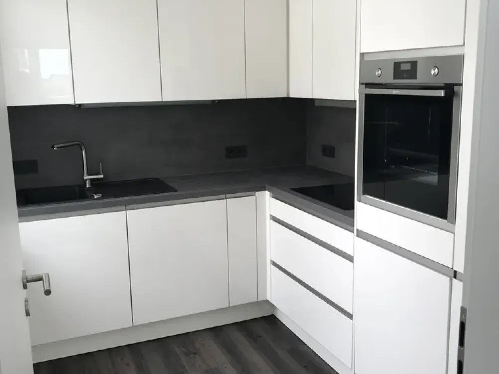 Luxurious 3-Room Penthouse Apartment with Built-in Kitchen & Washer-Dryer, Air Conditioning and Awnings