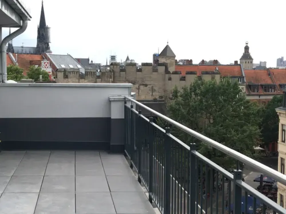 Luxurious 3-Room Penthouse Apartment with Built-in Kitchen & Washer-Dryer, Air Conditioning and Awnings