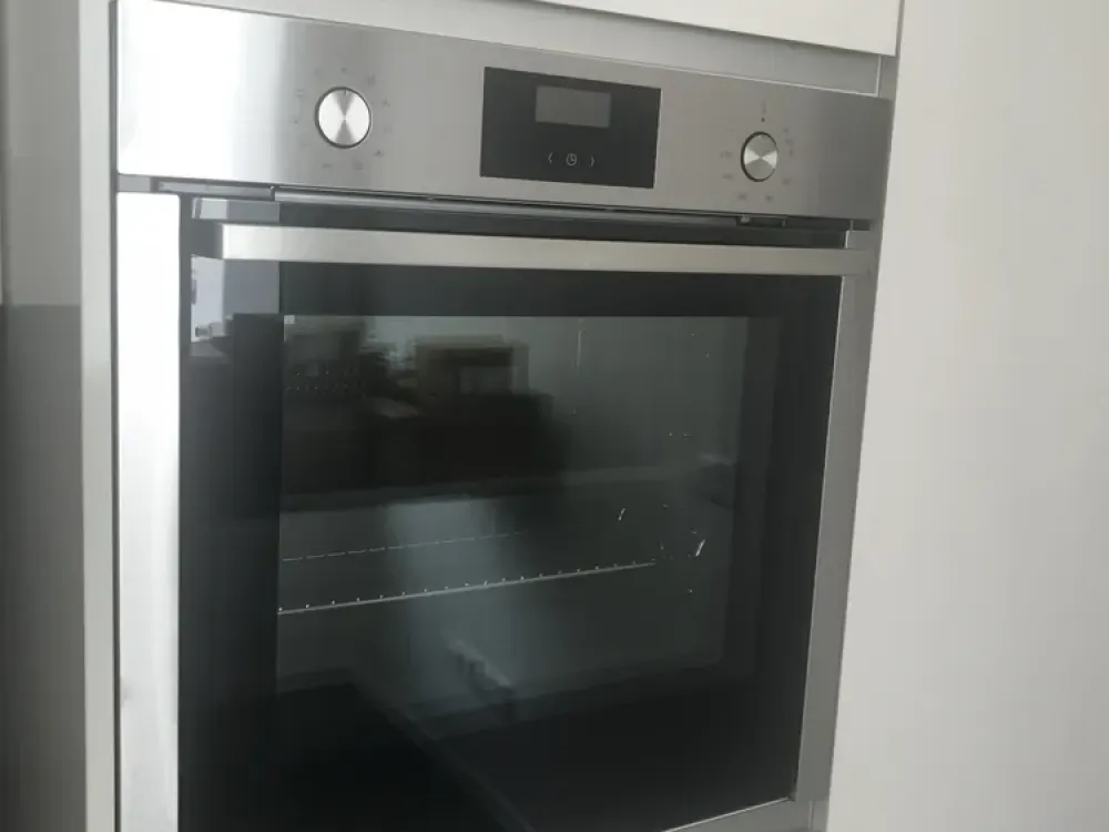 Luxurious 3-Room Penthouse Apartment with Built-in Kitchen & Washer-Dryer, Air Conditioning and Awnings