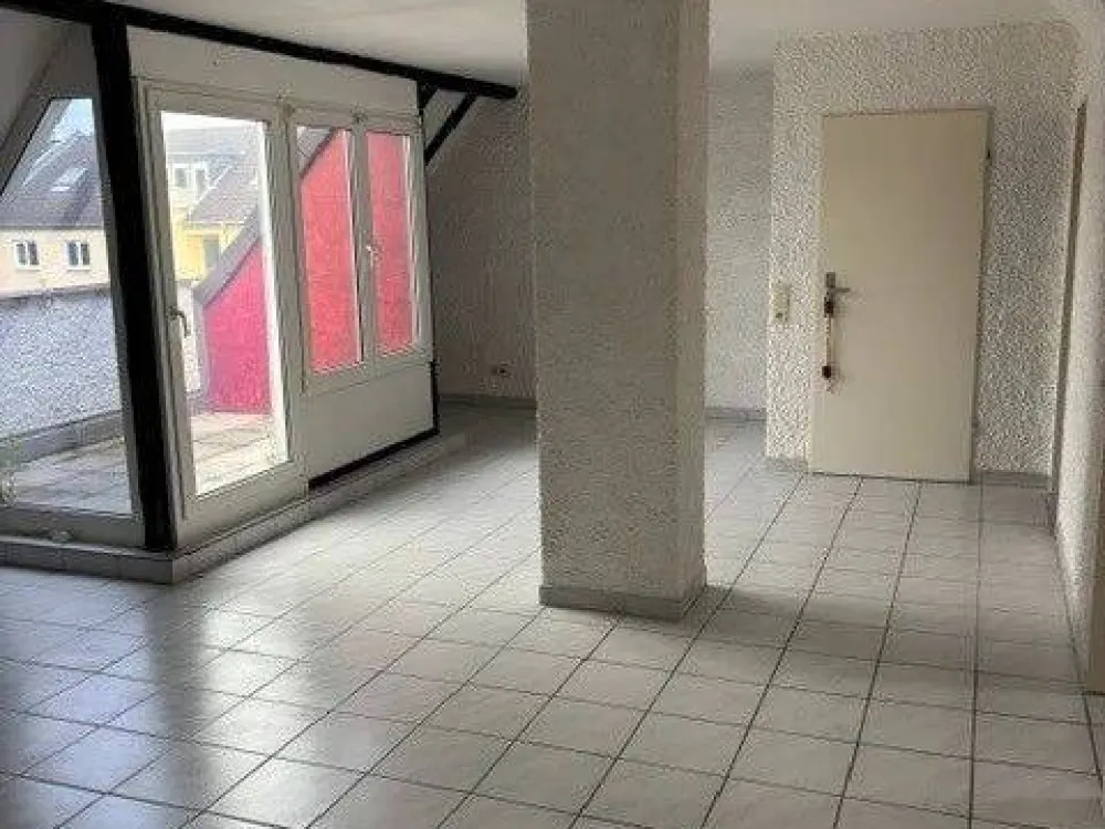 Teilmodernisierte 3-Zimmer-Maisonette-Dachgeschoßwohnung mit Balkon in Köln-Buchheim