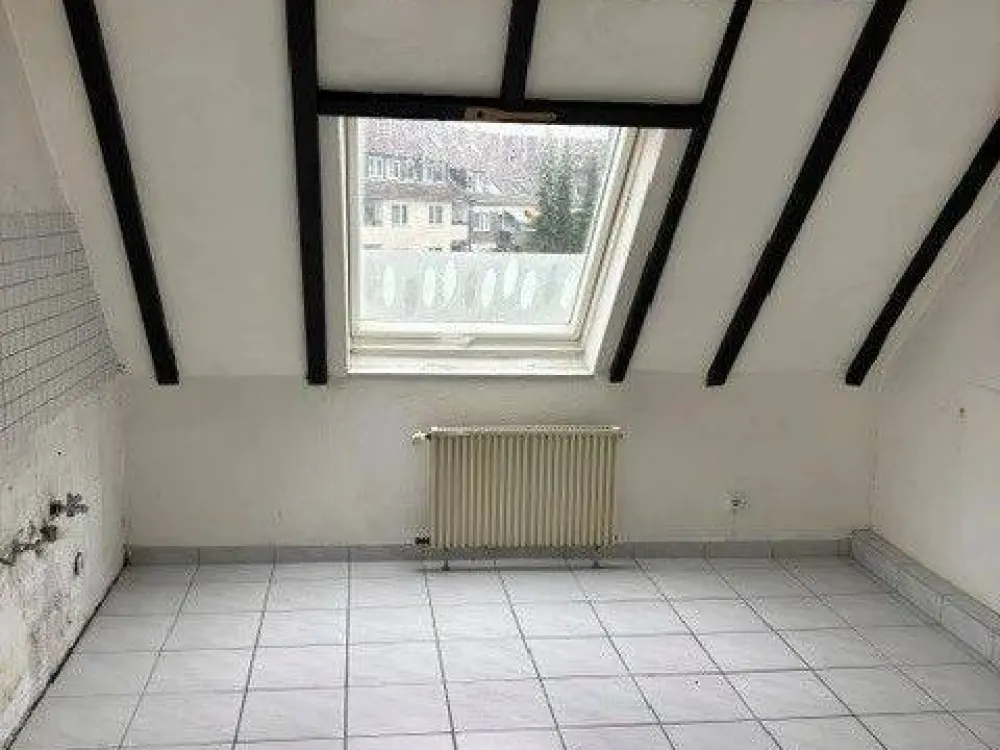 Teilmodernisierte 3-Zimmer-Maisonette-Dachgeschoßwohnung mit Balkon in Köln-Buchheim