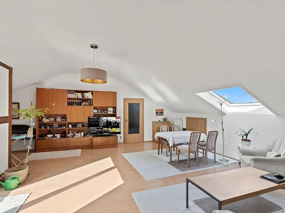 Großzügige 3-Zimmer-Dachgeschosswohnung mit Dachterrase + Balkon