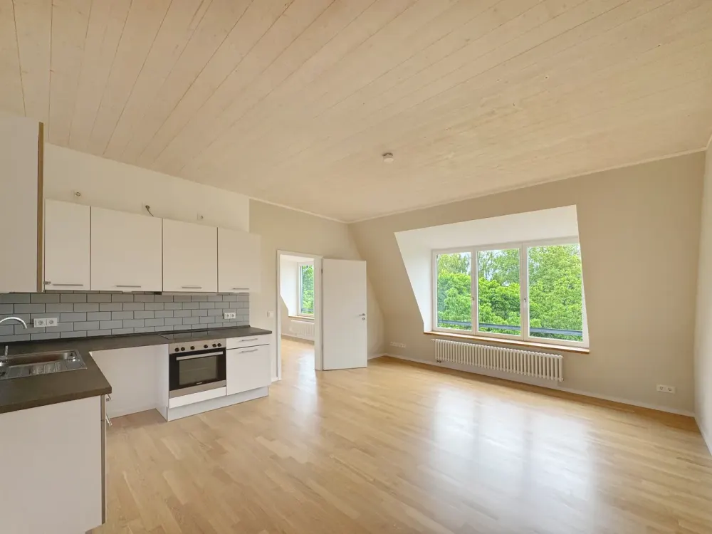 Lichtdurchflutete Dachgeschosswohnung mit privater Aufdachterrasse