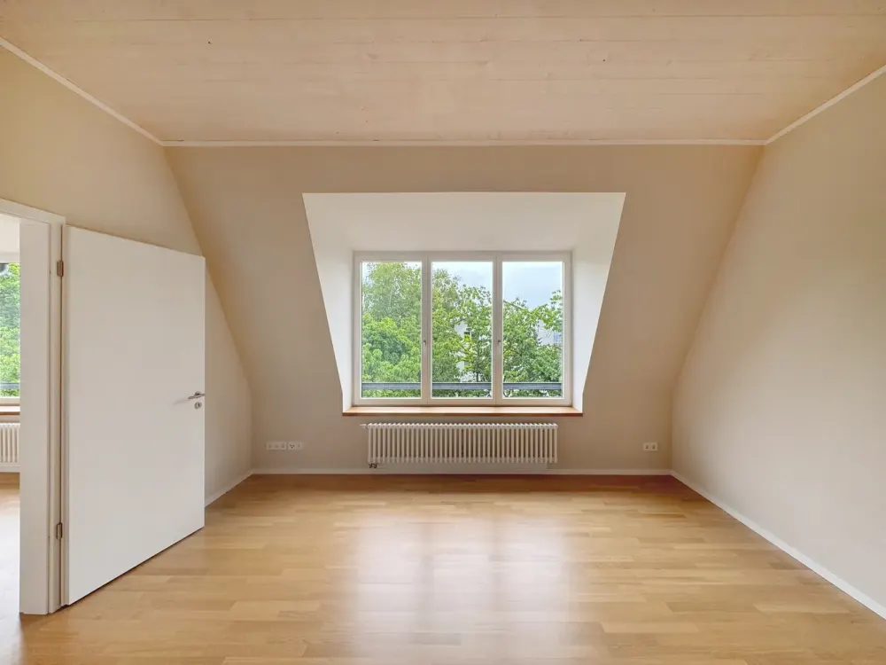 Lichtdurchflutete Dachgeschosswohnung mit privater Aufdachterrasse