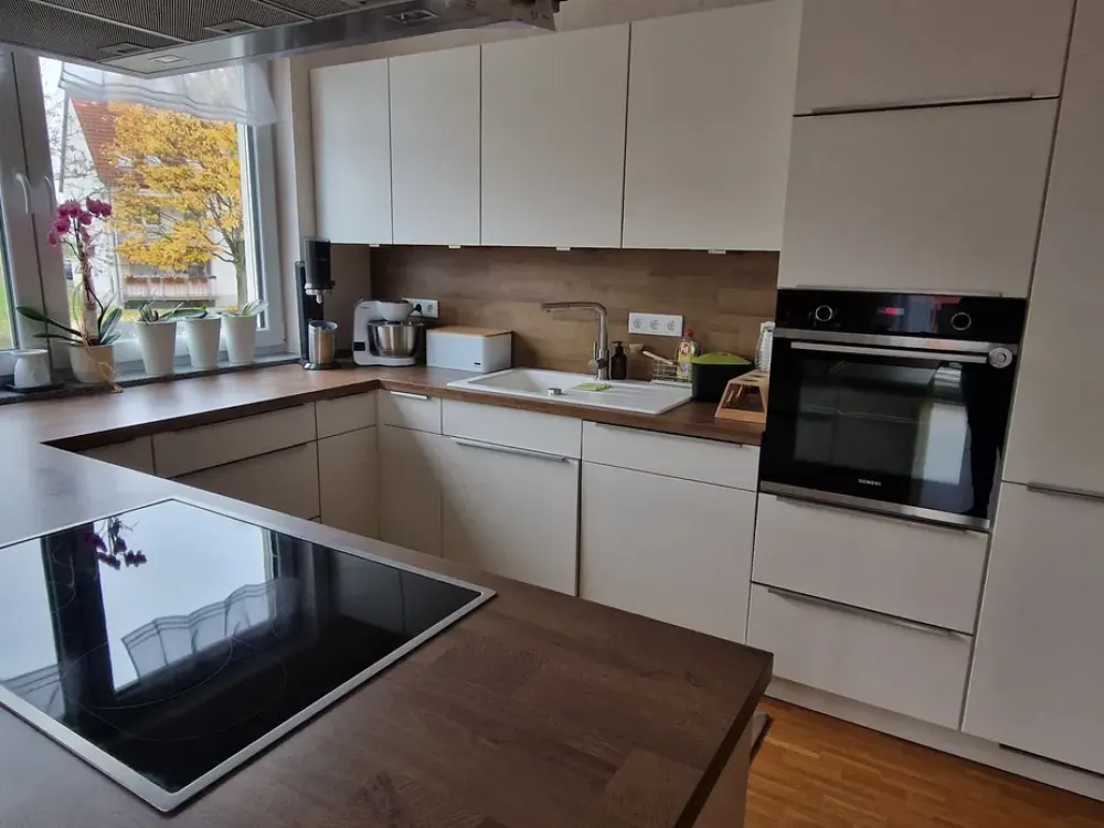 Helle 3-Zimmer-Wohnung mit Südbalkon, Einbauküche und zwei Stellplätzen in Neuberg zu vermieten
