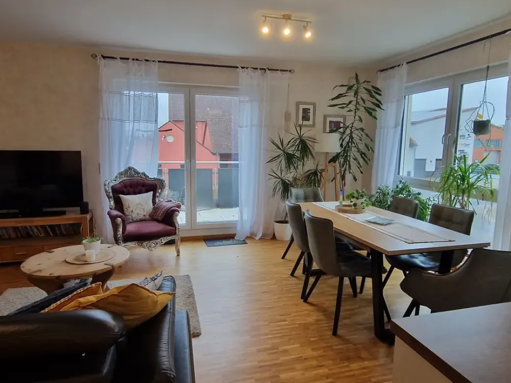 Helle 3-Zimmer-Wohnung mit Südbalkon, Einbauküche und zwei Stellplätzen in Neuberg zu vermieten