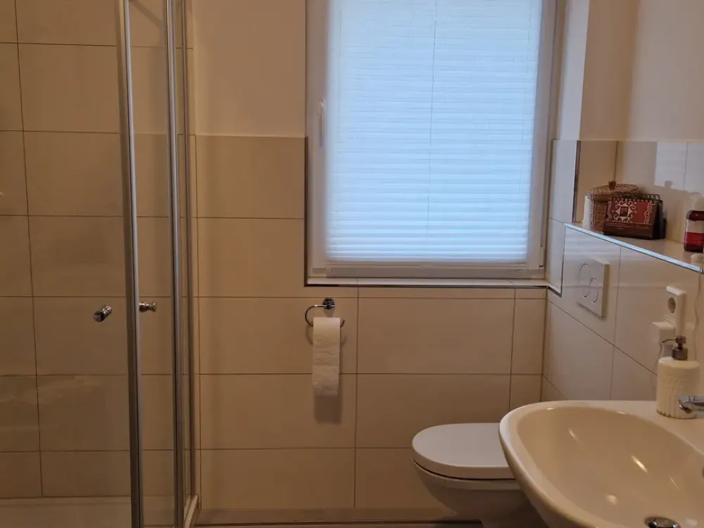 Helle 3-Zimmer-Wohnung mit Südbalkon, Einbauküche und zwei Stellplätzen in Neuberg zu vermieten