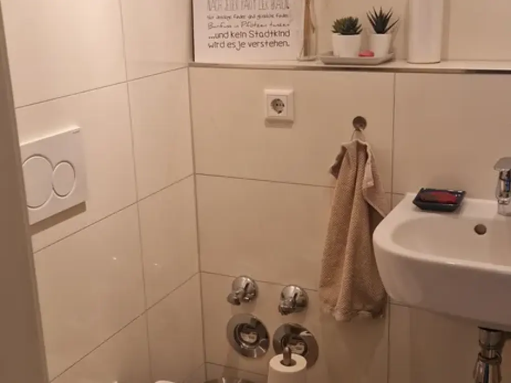 Helle 3-Zimmer-Wohnung mit Südbalkon, Einbauküche und zwei Stellplätzen in Neuberg zu vermieten