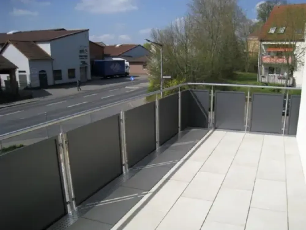 Helle 3-Zimmer-Wohnung mit Südbalkon, Einbauküche und zwei Stellplätzen in Neuberg zu vermieten