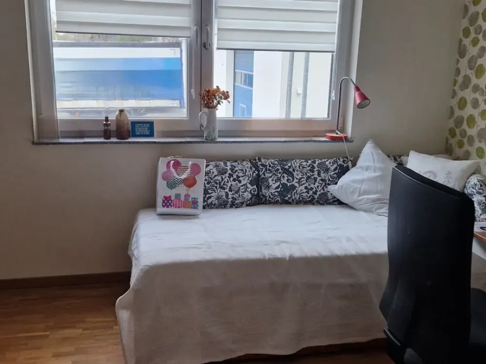 Helle 3-Zimmer-Wohnung mit Südbalkon, Einbauküche und zwei Stellplätzen in Neuberg zu vermieten