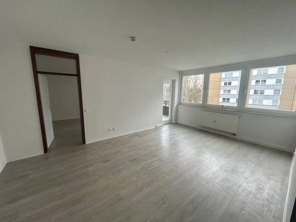 Ansprechende, großzügige 3-Zimmer-Wohnung mit Wand und Bodenbelag
