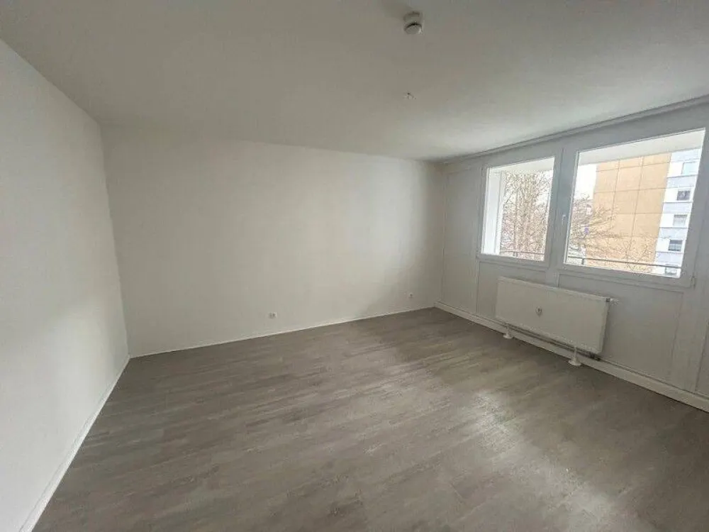 Ansprechende, großzügige 3-Zimmer-Wohnung mit Wand und Bodenbelag