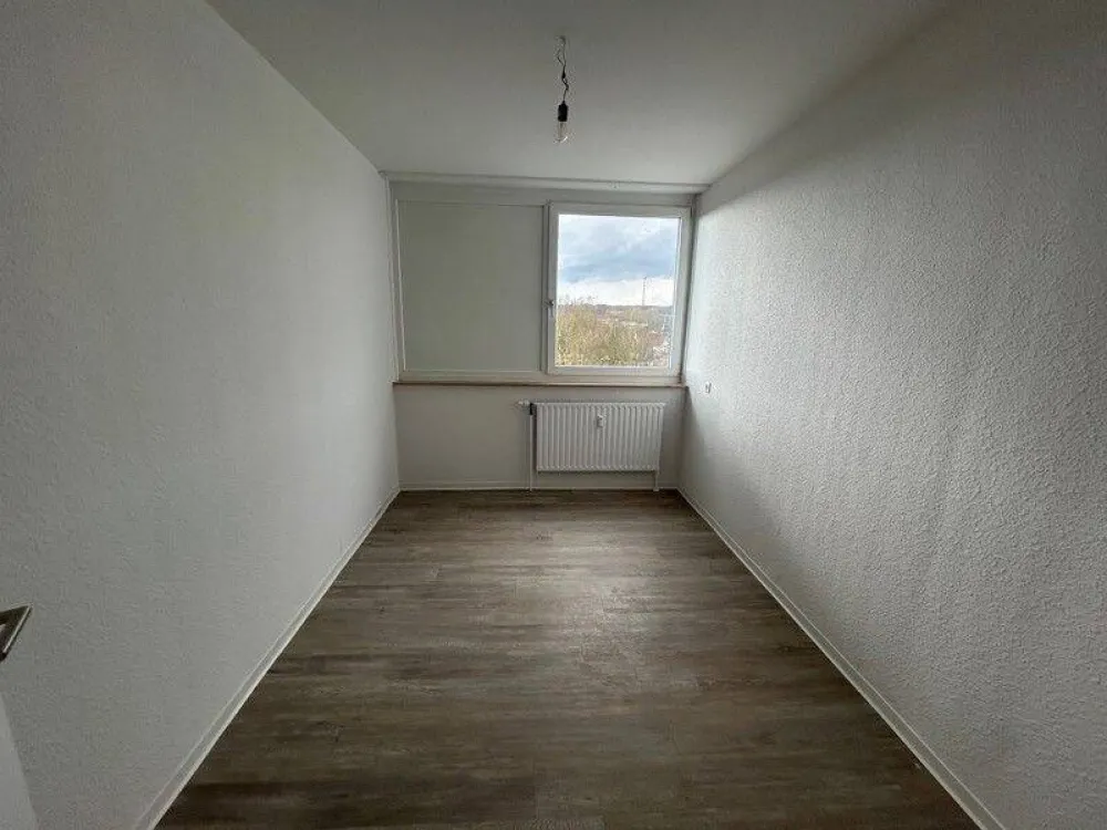 Ansprechende, großzügige 3-Zimmer-Wohnung mit Wand und Bodenbelag
