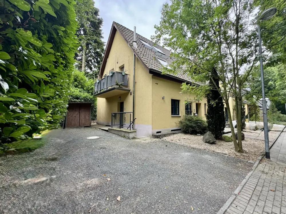 Großzügige Erdgeschosswohnung mit vielseitigem Untergeschoss und geschütztem Gartenbereich