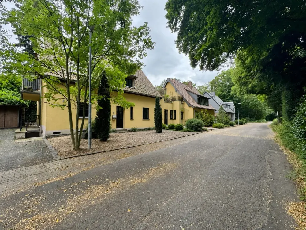 Großzügige Erdgeschosswohnung mit vielseitigem Untergeschoss und geschütztem Gartenbereich