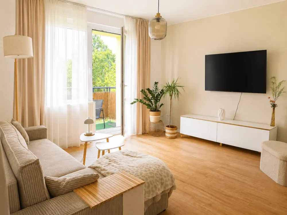 Exclusive, Fully Furnished 2-Room Apartment with Balcony