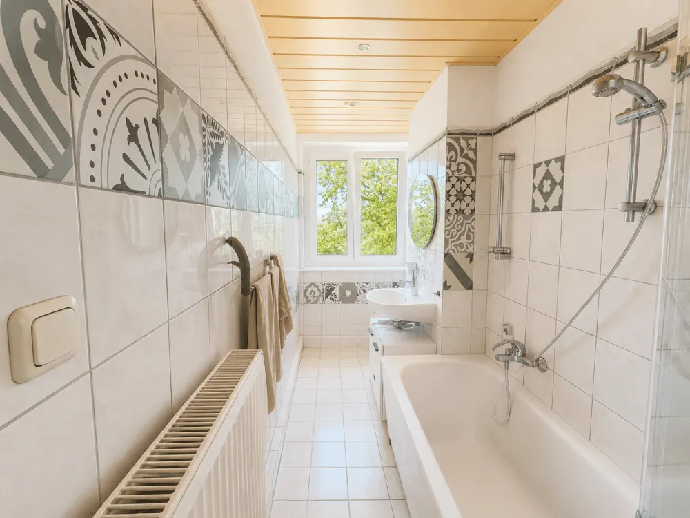 Exclusive, Fully Furnished 2-Room Apartment with Balcony