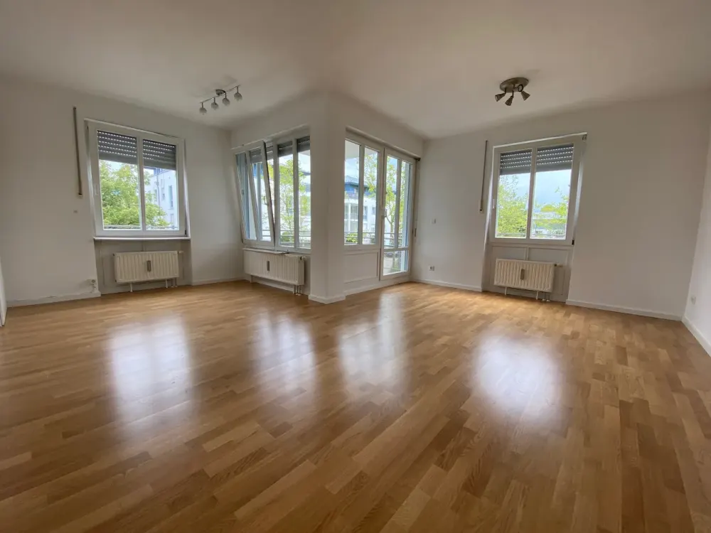 Taufkirchen - schönes, ruhiges und helles 1 Zimmer Apartment, Balkon, EBK. 1. September oder 1. Okt.