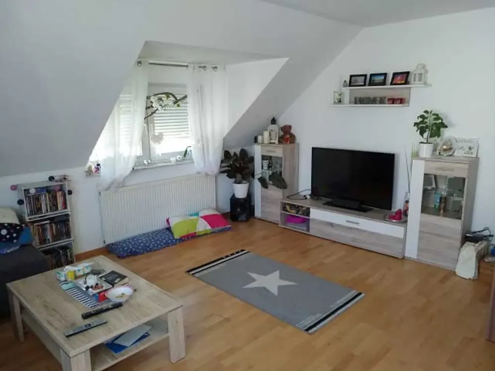 Neu renovierte Maisonette Wohnung in Wetteraukreis, Rosbach vor der Höhe mit Balkon.