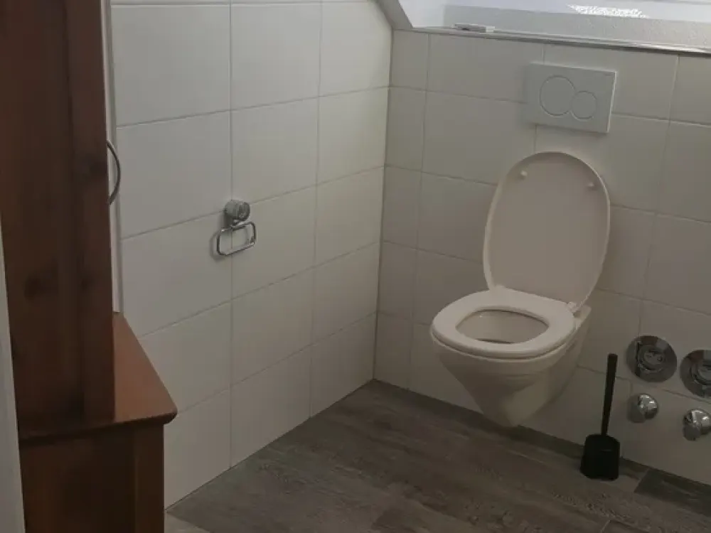 Neu renovierte Maisonette Wohnung in Wetteraukreis, Rosbach vor der Höhe mit Balkon.
