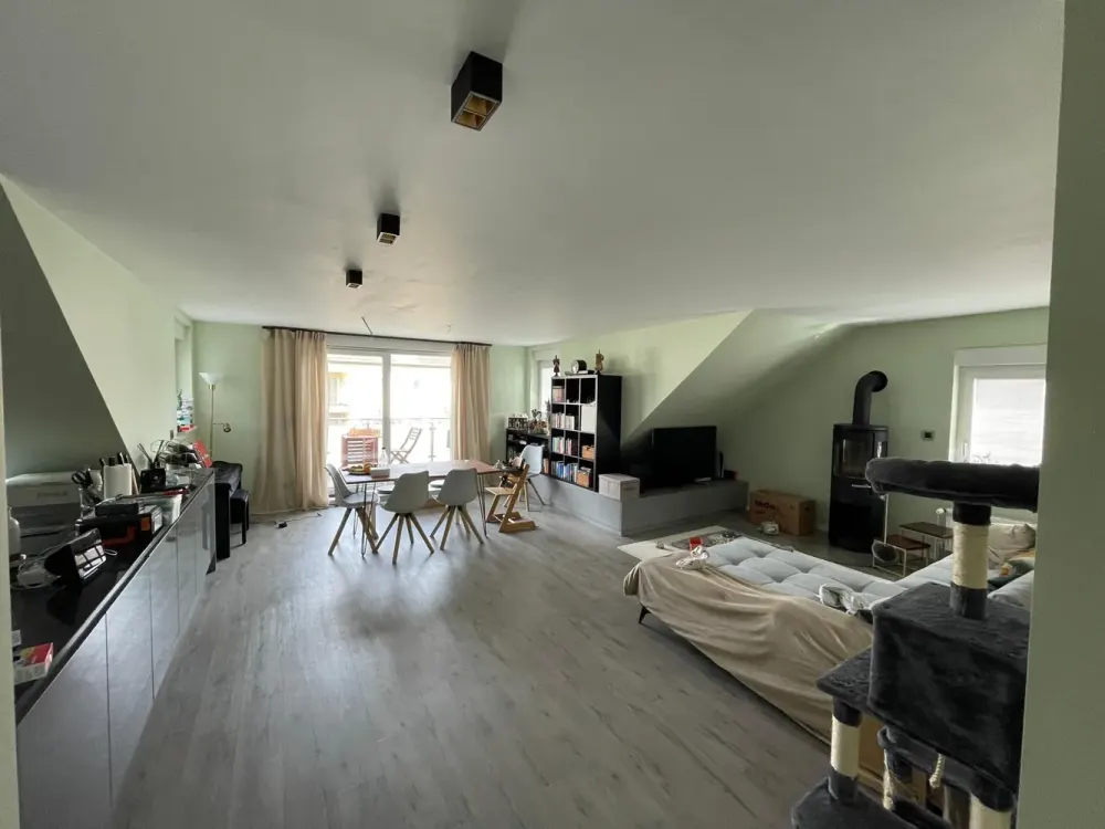 Großzügige 4-Zimmer-Dachgeschosswohnung mit Balkon, Kamin, EBK, Garage & Stellplatz