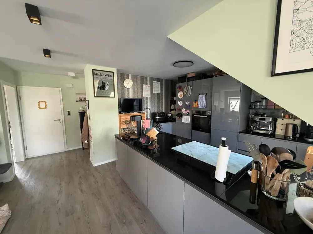 Großzügige 4-Zimmer-Dachgeschosswohnung mit Balkon, Kamin, EBK, Garage & Stellplatz