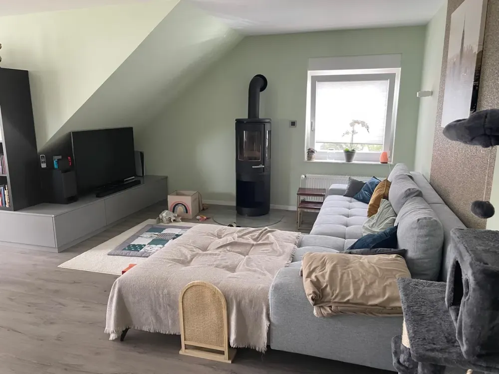 Großzügige 4-Zimmer-Dachgeschosswohnung mit Balkon, Kamin, EBK, Garage & Stellplatz