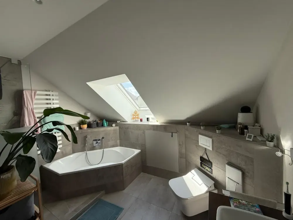 Großzügige 4-Zimmer-Dachgeschosswohnung mit Balkon, Kamin, EBK, Garage & Stellplatz