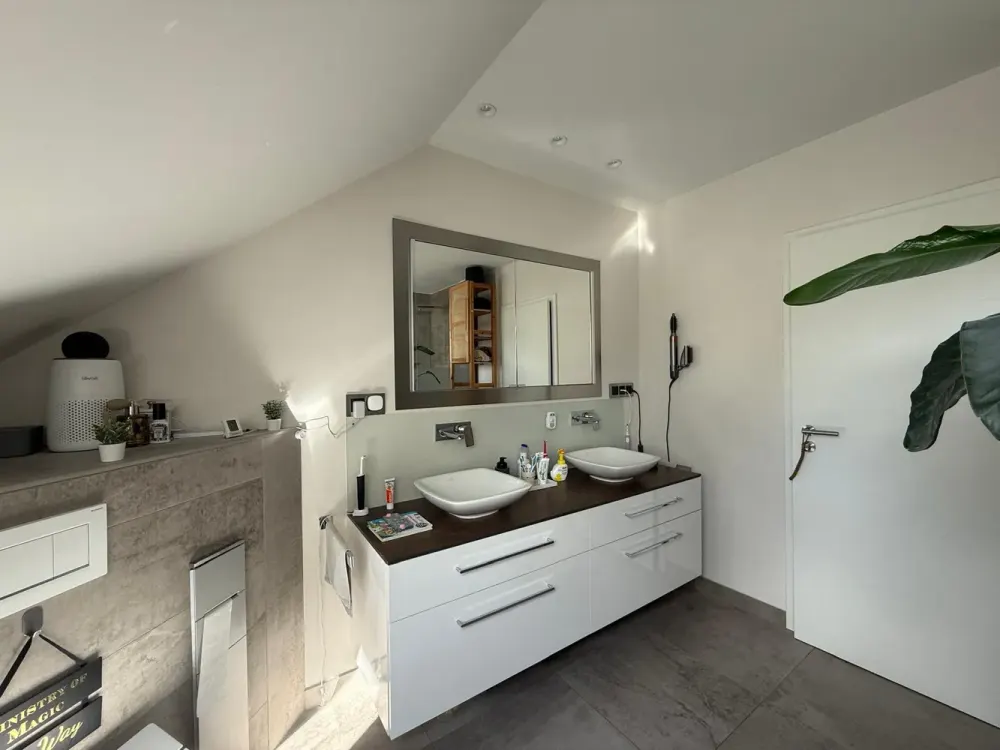 Großzügige 4-Zimmer-Dachgeschosswohnung mit Balkon, Kamin, EBK, Garage & Stellplatz