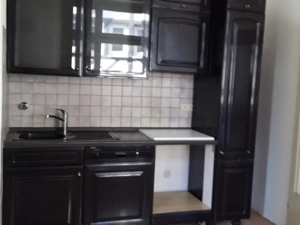 Spacious Old Building Apartment with High Ceilings