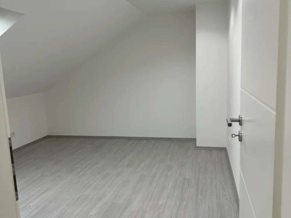Dachgeschosswohnung zu vermieten