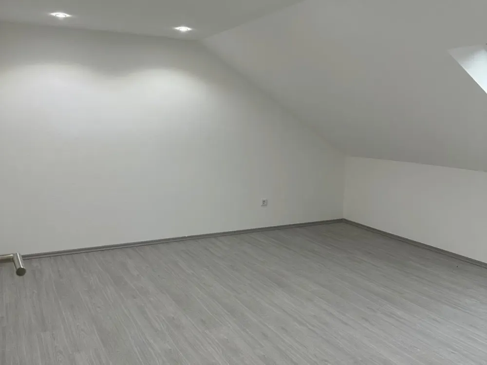 Dachgeschosswohnung zu vermieten