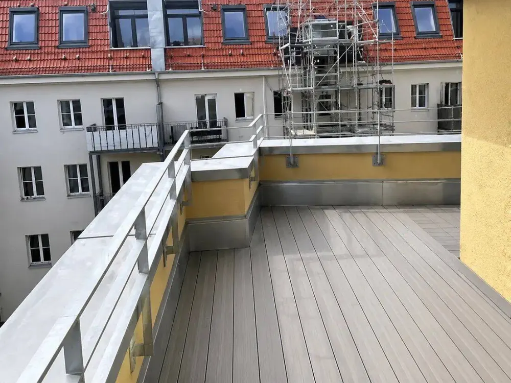 Erstbezug: 2-Zimmer-Neubau-Penthouse mit 21 m² Sonnenterrasse, Einbauküche & Aufzug