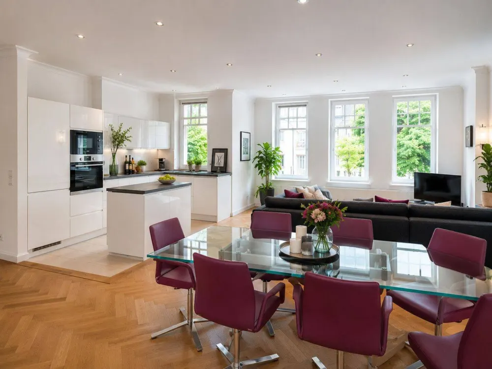 Elegante Vier-Zimmer-Altbauwohnung mit Stuckelementen und Parkett