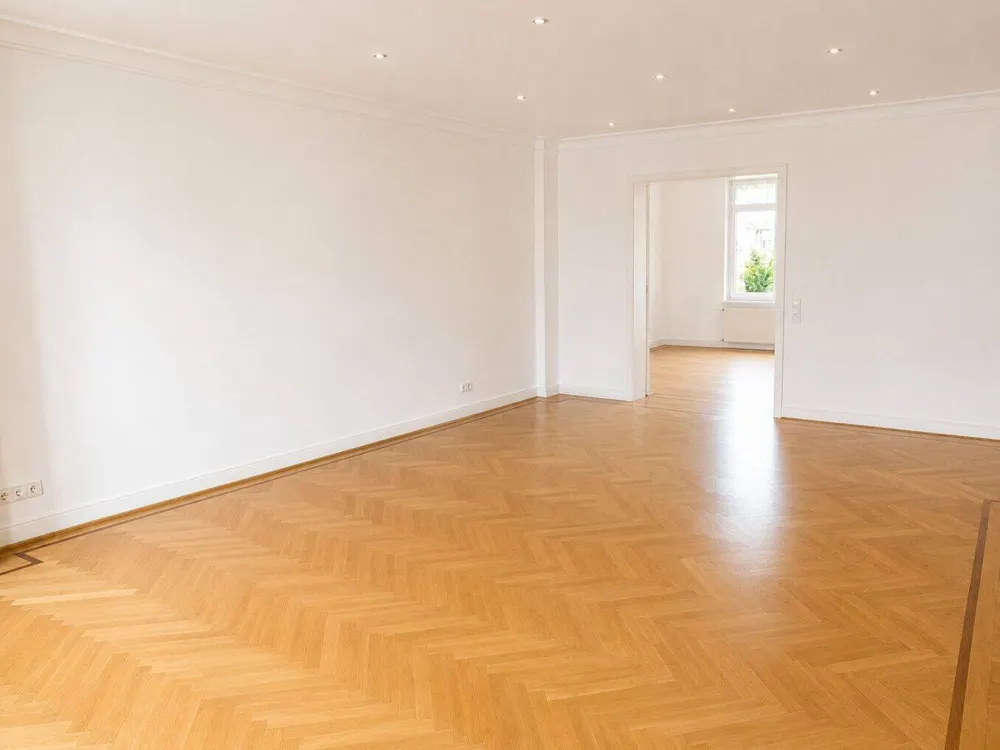 Elegante Vier-Zimmer-Altbauwohnung mit Stuckelementen und Parkett