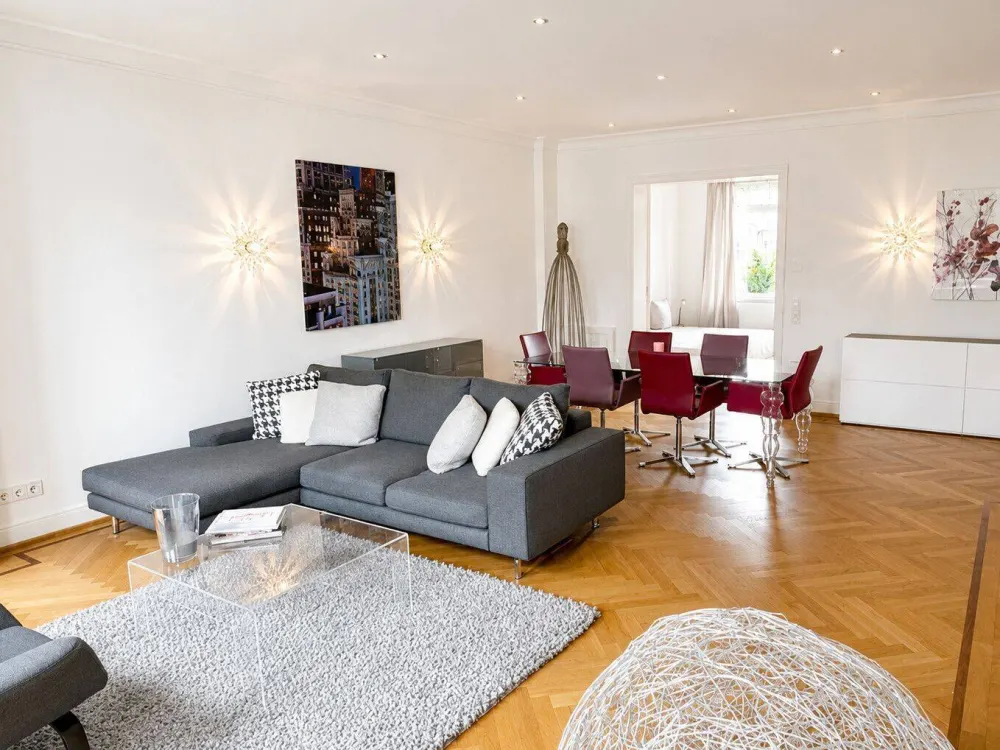 Elegante Vier-Zimmer-Altbauwohnung mit Stuckelementen und Parkett