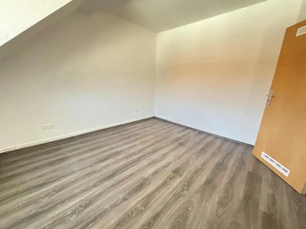 Gemütliche kleine Dachgeschosswohnung mit Einbauküche