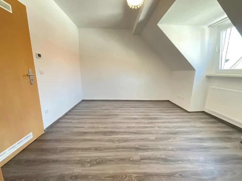 Gemütliche kleine Dachgeschosswohnung mit Einbauküche