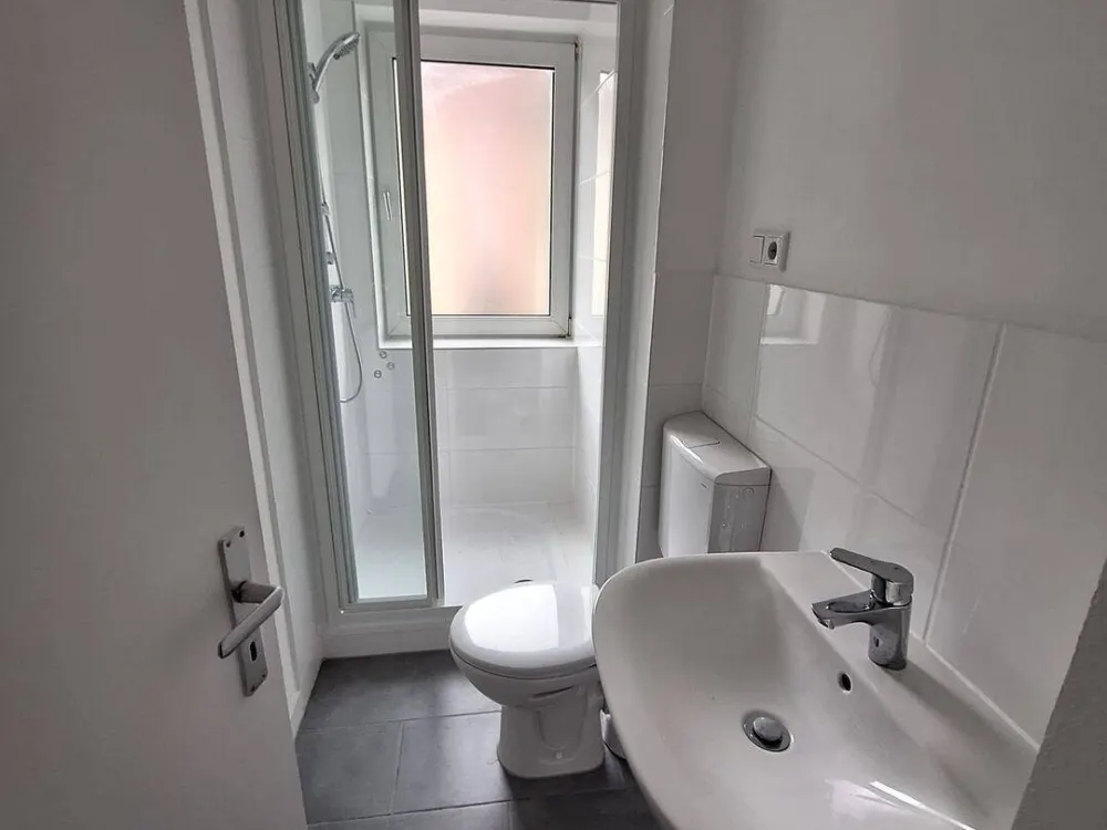 2 Zimmer mit Balkönchen frisch renoviert am Hafen