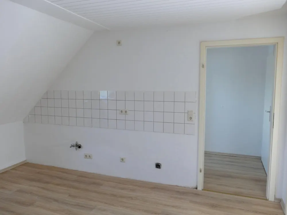 2 Raum DG Wohnung ab sofort zu vermieten ideal für Studenten