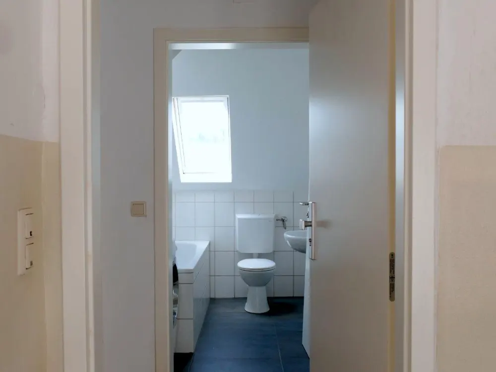 2 Raum DG Wohnung ab sofort zu vermieten ideal für Studenten