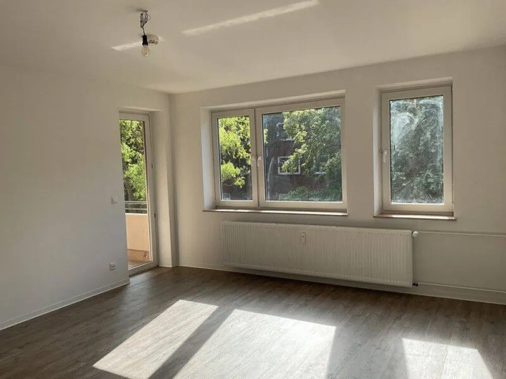 Ab sofort: 3-Zimmer-Wohnung mit Loggia und Wannenbad!